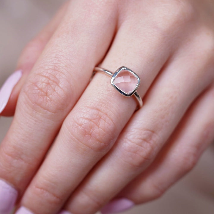 Elegante anillo de cristal con cuarzo rosa rosa que simboliza el amor. Anillo de plata con cristal de cuarzo rosa que es la piedra de nacimiento de octubre.