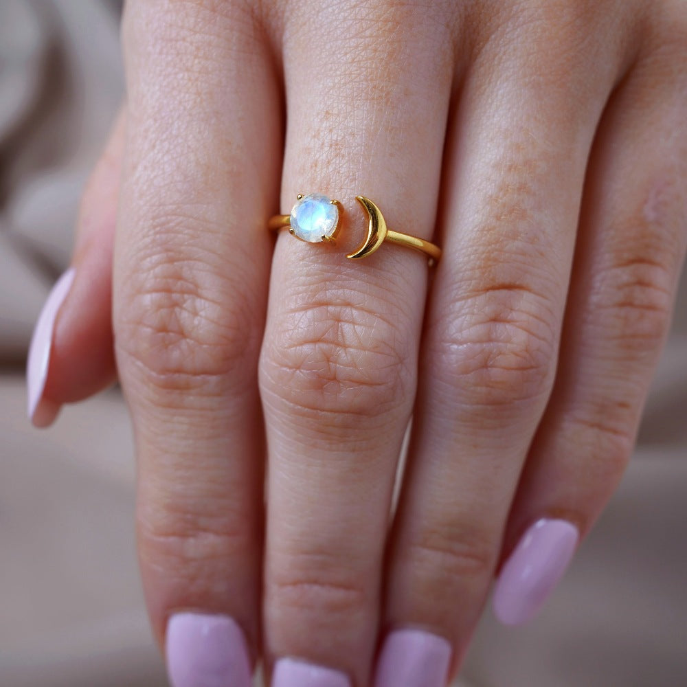 Anillo Luna en oro y con cristal Moonstone. Anillo de cristal con luna y cristal Piedra Luna, piedra de nacimiento de junio.