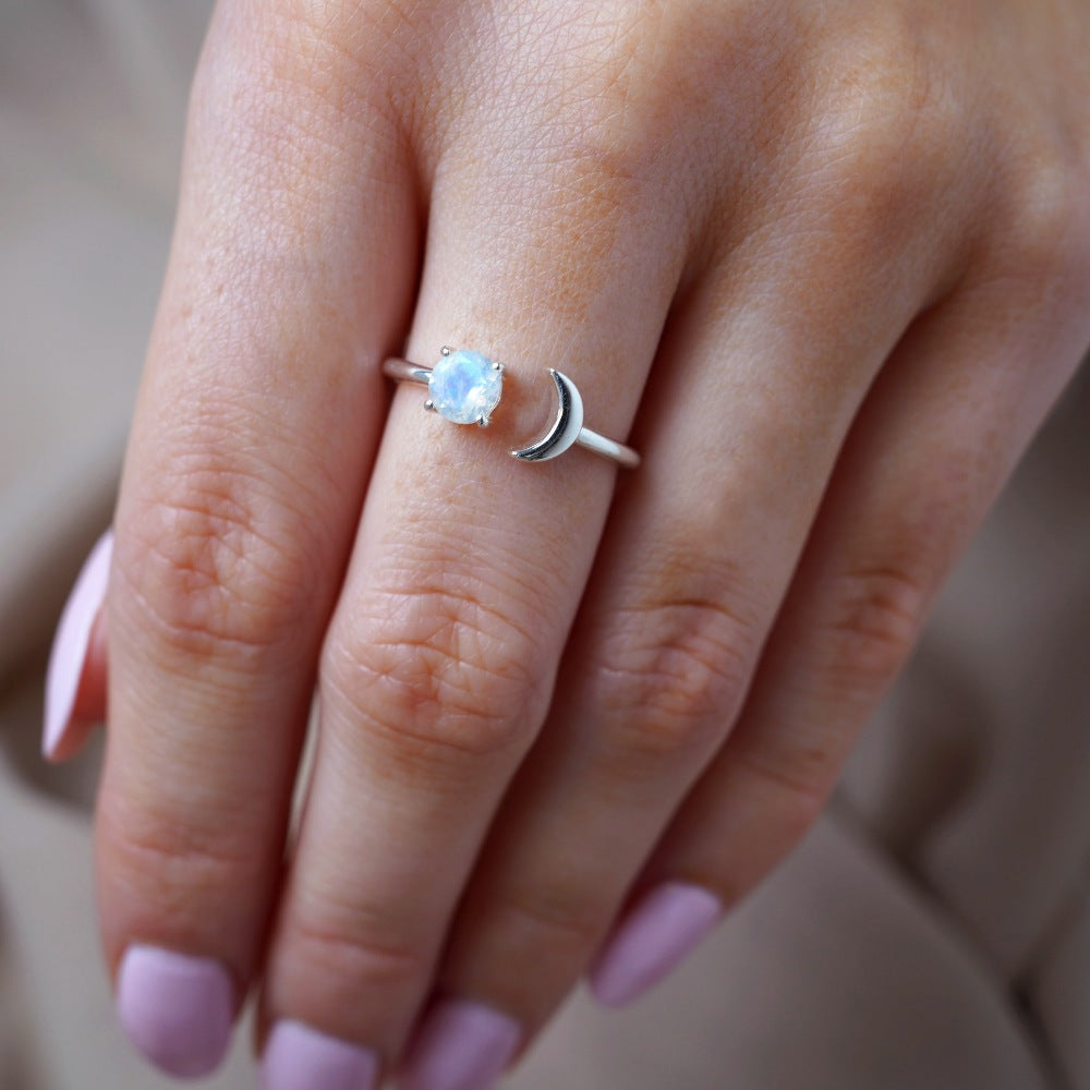 Anillo lunar con cristal Rainbow Moonstone que es la piedra de nacimiento de junio. Anillo de plata con luna y piedra lunar arcoíris que es un cristal precioso.