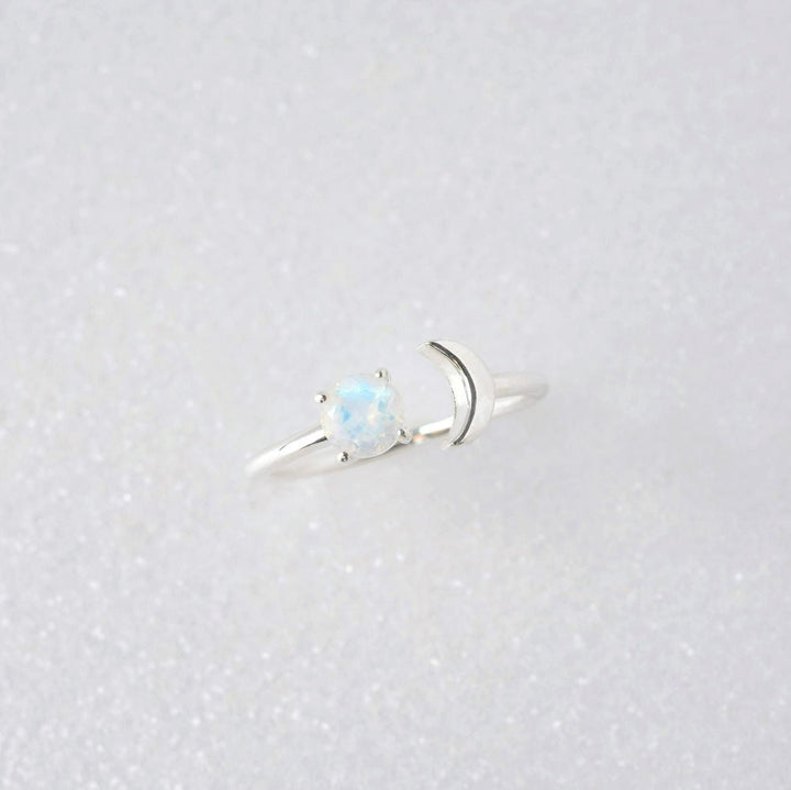 Anillo mágico de luna con cristal Moonstone, que es la piedra de nacimiento de junio. Anillo de plata con luna y cristal Rainbow Moonstone.