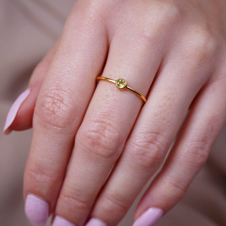 Joya de cristal con anillo en oro con piedra preciosa Peridoto. Anillo moderno en oro con cristal Peridoto.