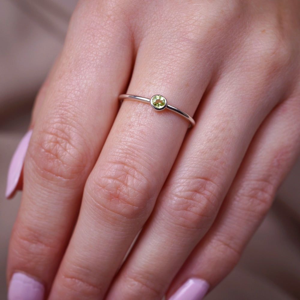 Anillo de plata con cristal Peridoto. Moderno anillo de piedras preciosas con peridoto verde, que es la piedra de nacimiento de agosto.