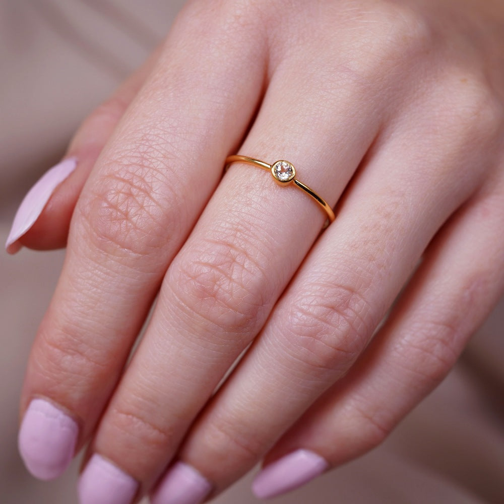 Elegante anillo en oro con cristal Topacio Blanco que brilla. Anillo de oro con piedra preciosa de Topacio Blanco que asemeja un diamante.