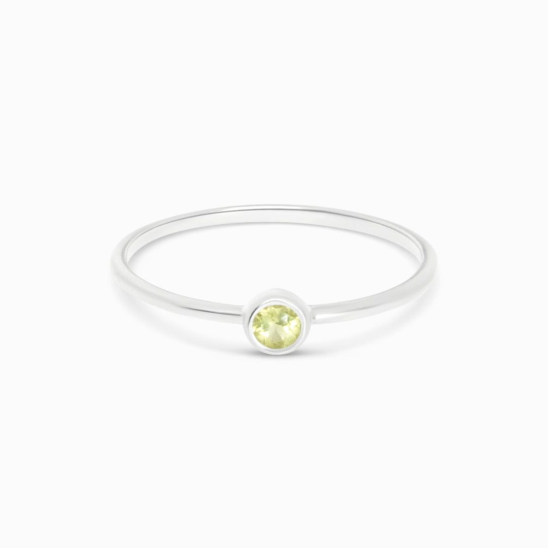 Anillo de cristal con Peridoto en plata de primera ley 925. Anillo elegante y moderno con piedra preciosa verde Peridoto.