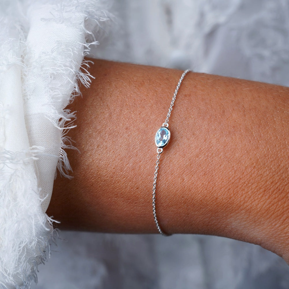 Pulsera de plata con piedra natal de diciembre Topacio Azul. Pulsera con Topacio Azul en plata de primera ley.