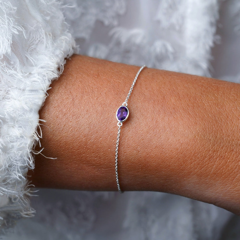 Pulsera de plata con cristal de Amatista violeta. Pulsera con piedra natal de febrero Amatista en plata.