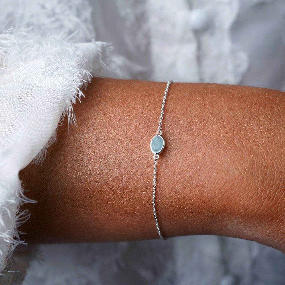 Pulsera de plata con cristal azul Aguamarina. Pulsera con piedra de nacimiento de marzo en plata con cristal Aguamarina.