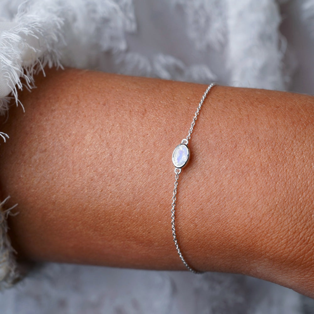 Pulsera de plata con cristal de piedra luna arcoíris. Pulsera de piedra natal de junio con piedra lunar arcoíris.