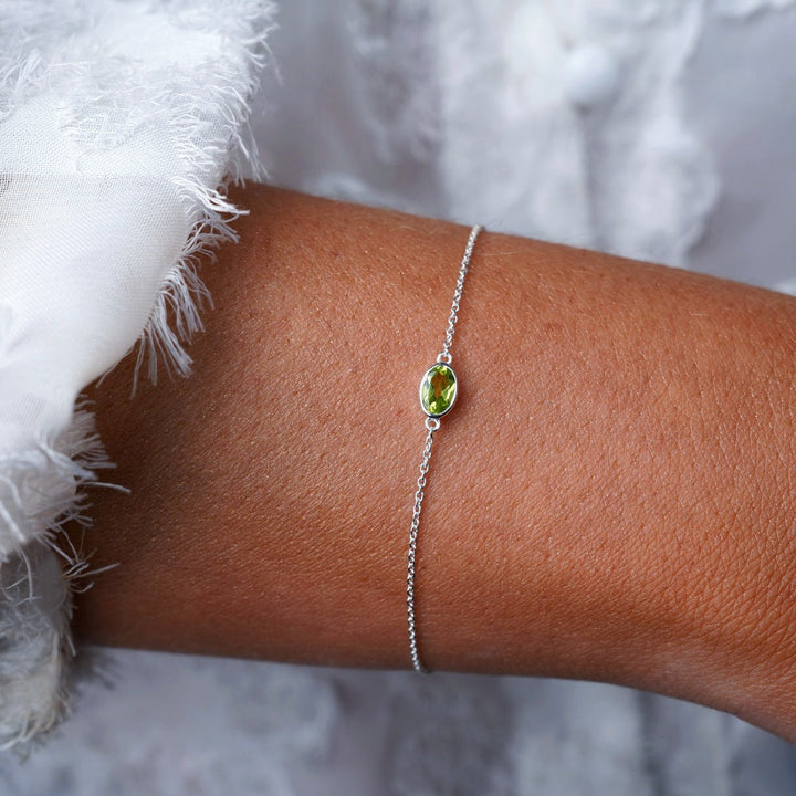 Pulsera de cristal con piedra verde Peridoto. Pulsera de plata con piedra preciosa verde Peridoto, piedra de nacimiento de agosto.