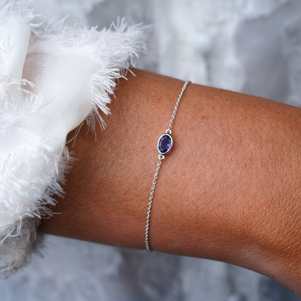 Pulsera de plata con piedra natal de septiembre, Iolita. Pulsera de cristal en plata con la piedra natal de septiembre, Iolita, que es un cristal azul violeta.