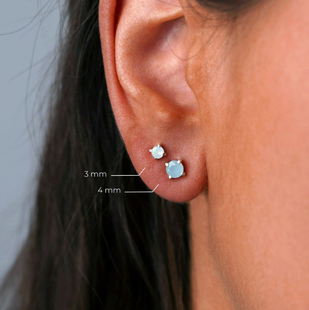 Pendientes con piedra preciosa azul Aguamarina con detalles en plata. Pendientes de cristal con Aguamarina, que es un cristal de color azul.