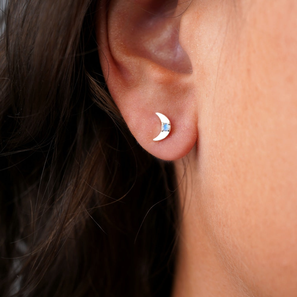 Pendientes de luna con cristal Rainbow Moonstone, la piedra de nacimiento de junio. Pendientes de cristal con Piedra Luna en forma de media luna en plata de primera ley 925.