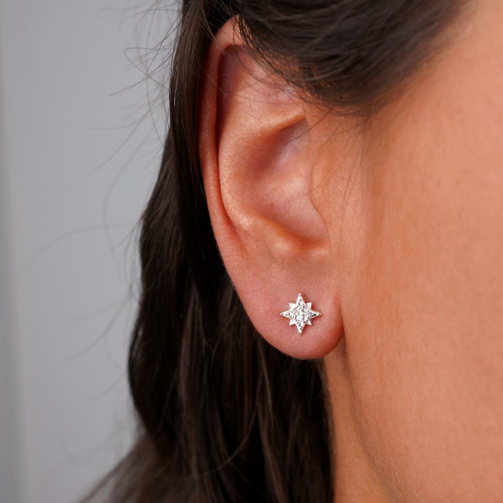 Pendientes estrella en plata. Elegantes aretes con estrella en plata y cristales de topacio blanco.