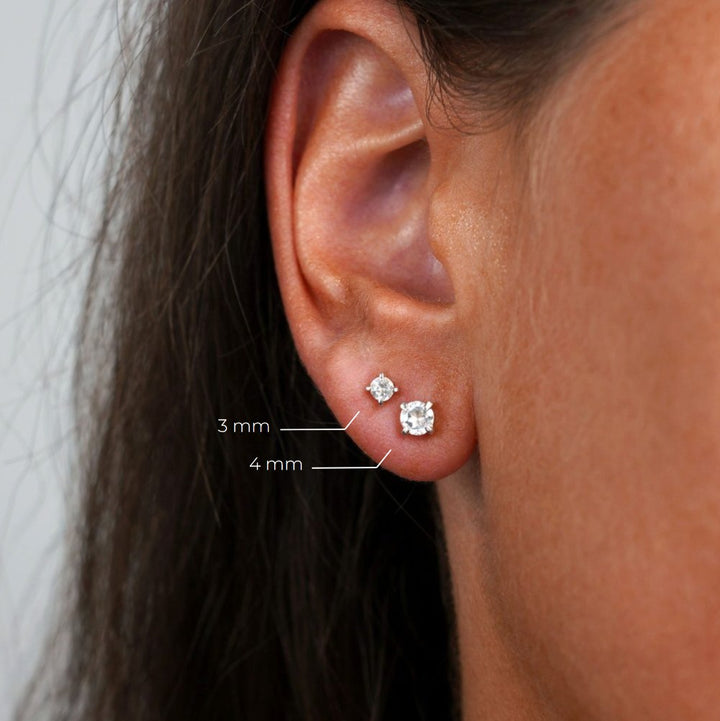 Preciosos pendientes de cristal con Topacio blanco. Pendientes con cristales brillantes.