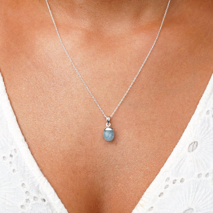 Collar de aguamarina en plata. Joya de cristal con piedra azul Aguamarina para llevar como collar. Joya con cristal azul Aguamarina que es la piedra de nacimiento de marzo.