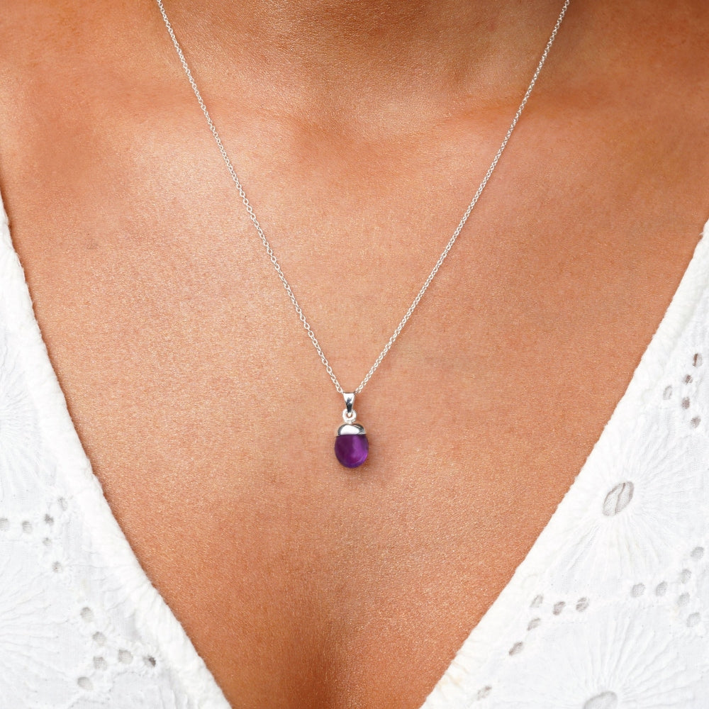 Collar de plata con Amatista morada de diseño moderno. Hermoso charm con Amatista que brilla un hermoso color violeta claro contra la piel.