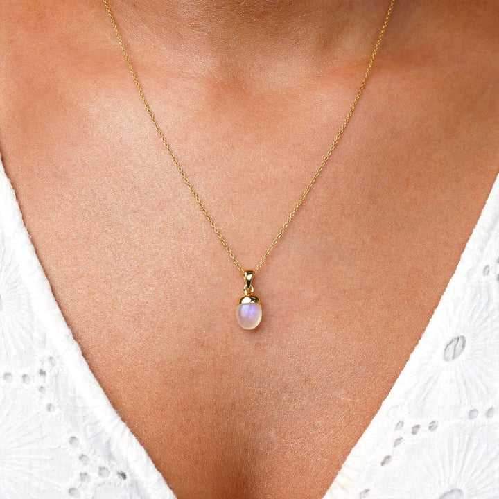 Collar en oro con Piedra Luna, la piedra de nacimiento de junio. Joya de cristal con una preciosa Piedra Luna Arco Iris para llevar como collar en oro.