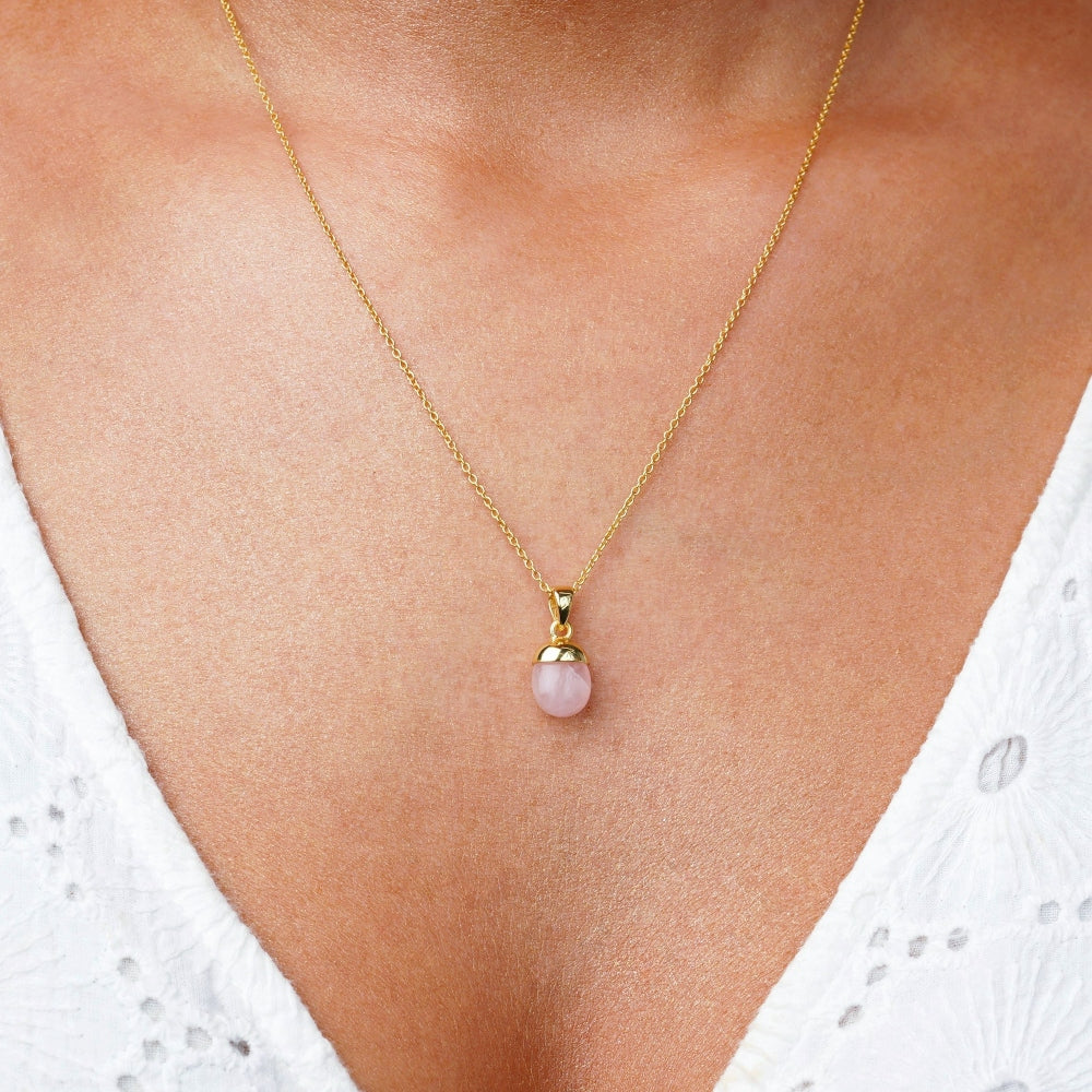 Collar con piedra rosa Cuarzo rosa, que es la piedra de nacimiento de octubre. Joyas de cuarzo rosa en oro que regalan energía amorosa.