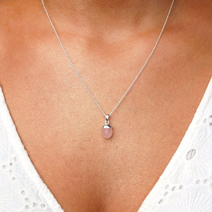 Piedra preciosa rosa Cuarzo rosa en collar con cadena de plata. El cristal rosa Cuarzo Rosa es la piedra natal de octubre y es hermoso para usar en un collar.