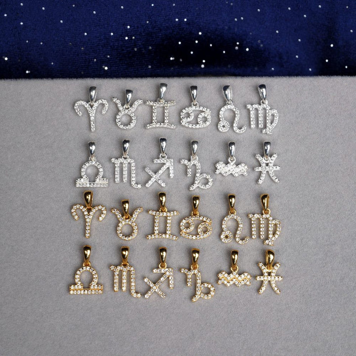 Joyas de la colección Zodiac en plata y oro. Charms de piedras preciosas con signos del zodíaco.