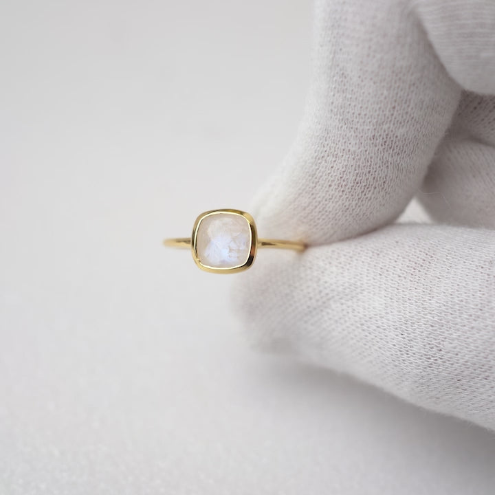 Anillo Elegance Piedra lunar Oro