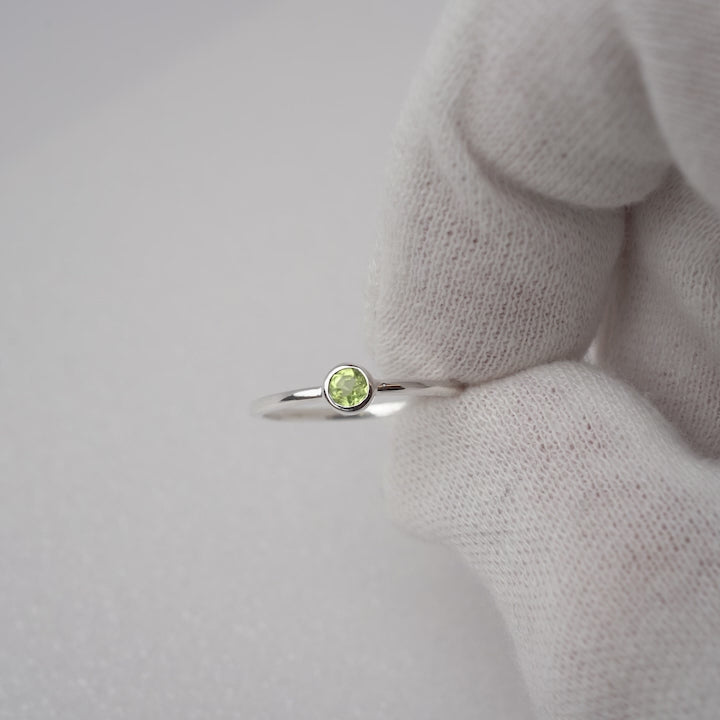 Anillo Petite Peridoto Plata